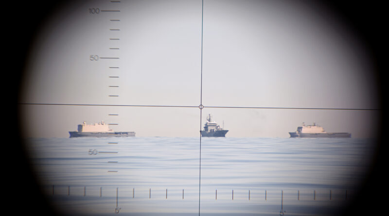 Blick durch das Sehrohr von U-34 auf die niederländischen Versorger HNLMS JOHAN DE WITT, HNLMS ROTTERDAM und den deutschen Tender A 515 Main (mi) im Rahmen der WO-Schülerfahrt/Kommandantenprüfung in der nödlichen Ostsee.